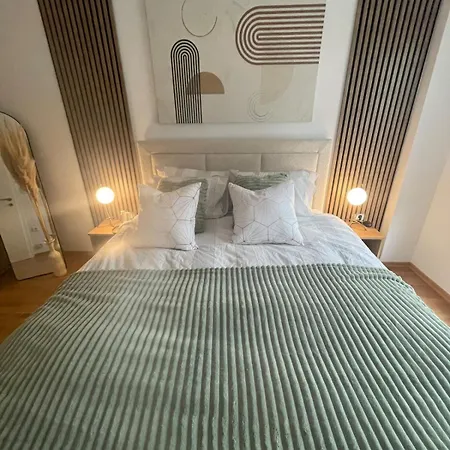 Stylish & Modern Apartment-perfect For Your Stay! *